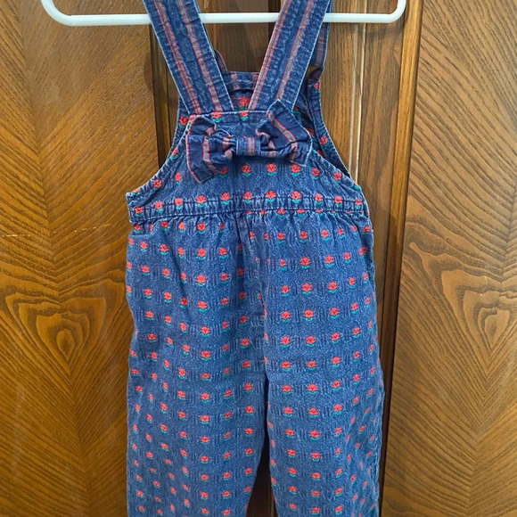Vintage Oshkosh B’Gosh Floral Overalls
- Size 18 Months
Floral Rose line - Picture 7 of 11